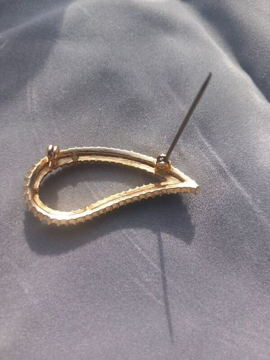 Stamped A595 1950s vintage brooch, no damage. D18 POST 3e