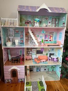 doll house with furniture