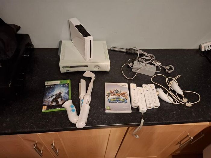 Xbox 360 & Nitendo Wii Bundle