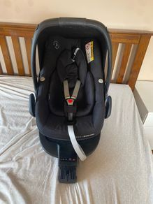 Maxi cosi car seat with newborn insert and rain cover