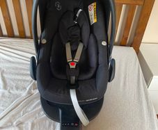 Maxi cosi car seat with newborn insert and rain cover