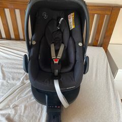 Maxi cosi car seat with newborn insert and rain cover