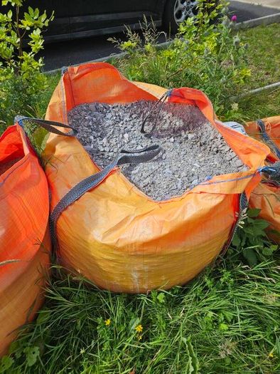 1 tonne Gravel & half tonne Sharp Sand