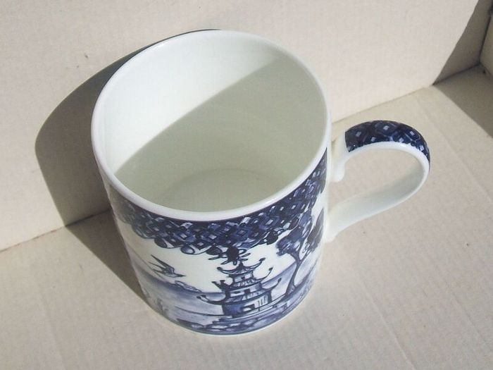 An attractive fine bone china mug with a chinoiserie pattern in an underglaze blue.