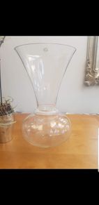 This vase is a floorstanding vase and can be used for any tall flowers or fake flowers, but would look lovely with either Lillies or Lucky Bamboo sticks This stunning vase will sit perfectly in your dining room or lounge
