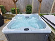 main image for ad Free Delivery on this brand new 4 person hot tub
