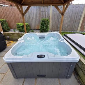 Free Delivery on this brand new 4 person hot tub