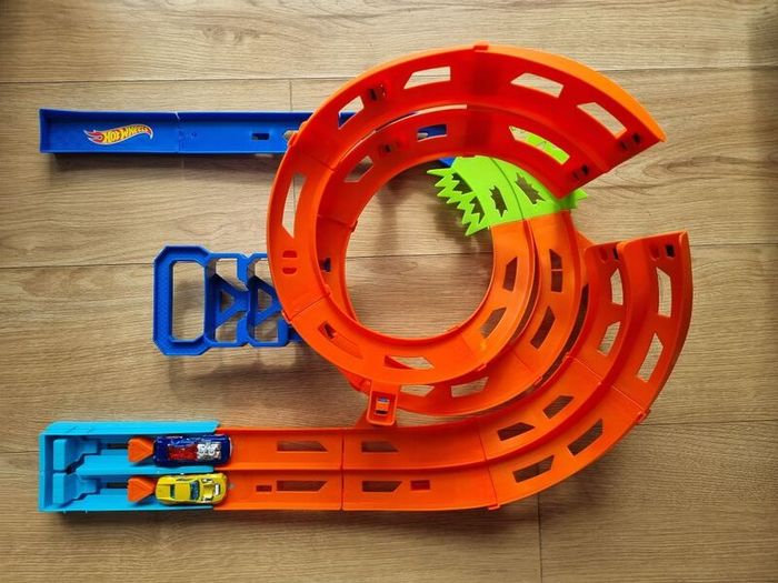 Hot Wheels Circuit Looping Whip Around Raceway Track 2 Diecast Cars