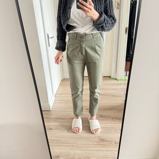 HM mid waist khaki chino pants in size S/8/36