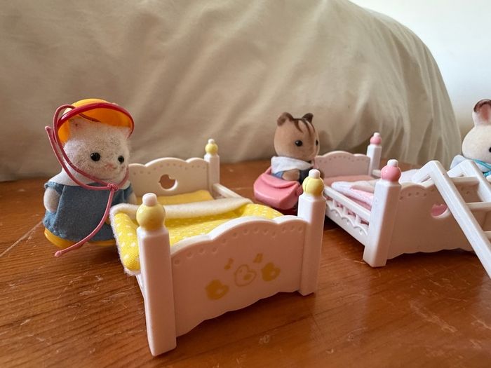 Sylvanian Families Triple Bunk Beds & 3 Nursery Baby Figures Set