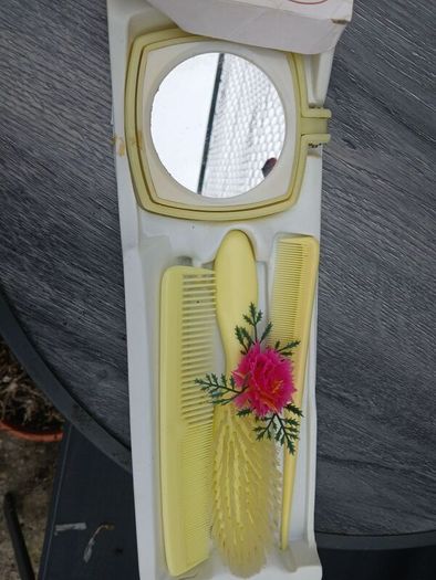 Vintage (NEW) Lady Brush Set