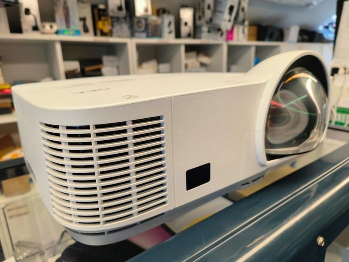 Nec Np-m260xs Short Throw Hdmi Usb Lcd Projector Data/video/hd-ready. (lamp: 2001 Hours)