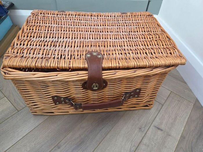 Large Wicker Picnic Basket / Storage Hamper