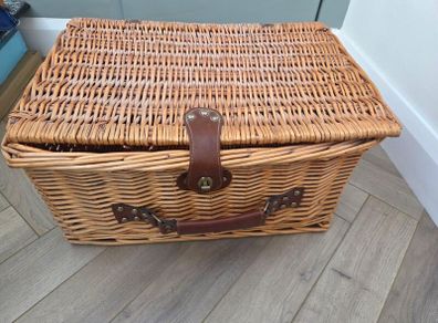 Large Wicker Picnic Basket / Storage Hamper