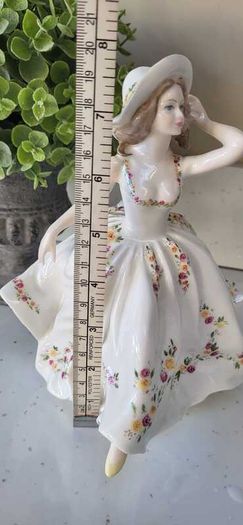 Coalport Fine Bone China - Ladies of Fashion 'Philippa'