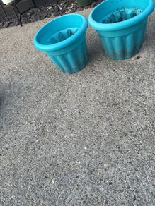 Plastic plant pot x 2