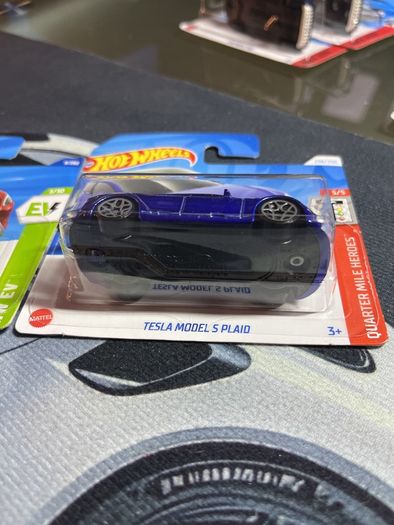 Hot wheels Tesla Model S Plaid two different cars