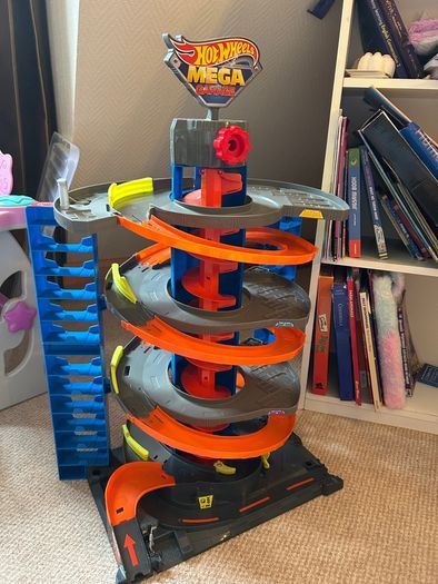 Hot Wheels Bundle (90 Cars and Mega Garage)
