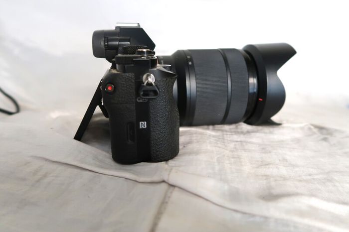 Sony 28-70mm f/3.5-5.6 OSS Kit Lens (Front/Rear Caps + Hood)