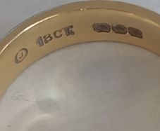 18ct Gold  - 18ct hallmarked Gold Ring