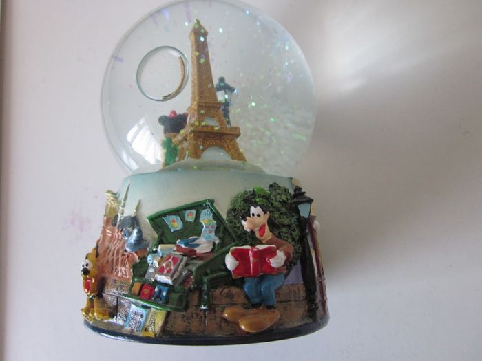 Disney Mickey Minnie Paris Eiffel Tower Snow Globe