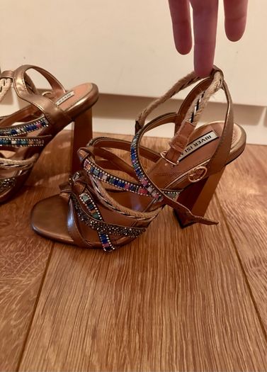 Shoes size 5