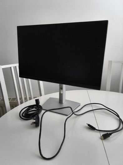 Dell 24-inch USB-C Hub Monitor + Stand + HDMI Cable
