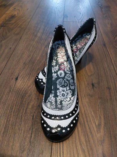 Black and White- leather- uk7