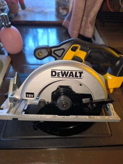 DeWalt Circular Saw (One rechargeable battery & One Blade included )