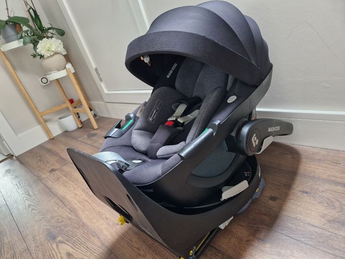 Maxi-Cosi Pebble 360 Car Seat & Maxi-Cosi FamilyFix 360 Car Seat Base