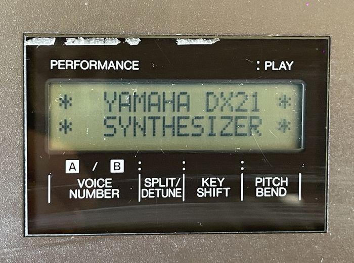 Yamaha DX-21 Synthesizer very clean