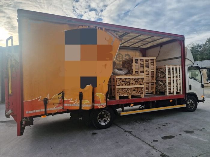 Isuzu 7.5 tonne Curtain sider with taillift