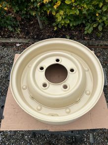 Land Rover Series split-rim wheel