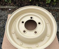 Land Rover Series split-rim wheel