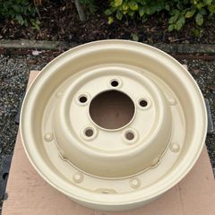 Land Rover Series split-rim wheel