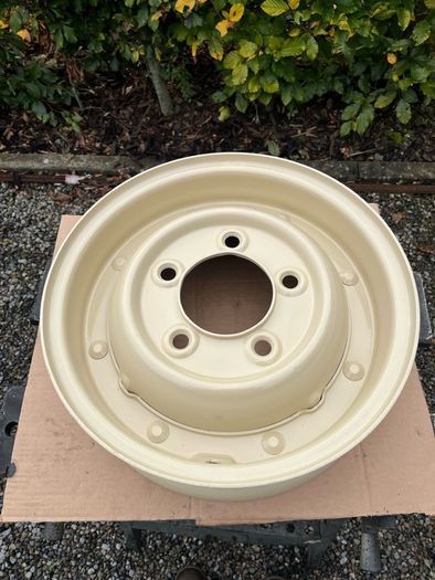 Land Rover Series split-rim wheel