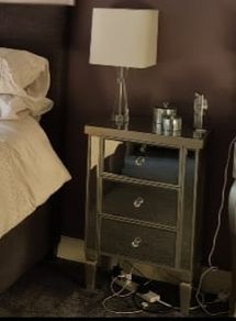 2 mirrored bedside lockers