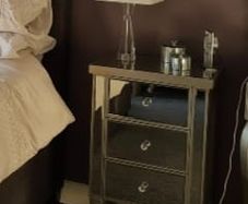 2 mirrored bedside lockers