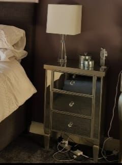 2 mirrored bedside lockers