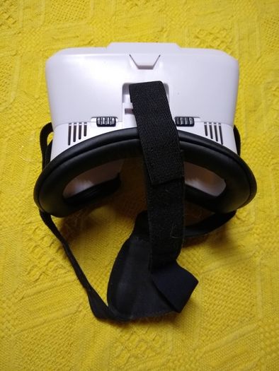 Virtual Reality Headset. Thumbs up. Immerse Plus .