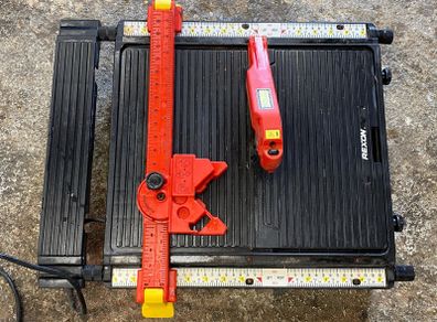 Tile cutter
