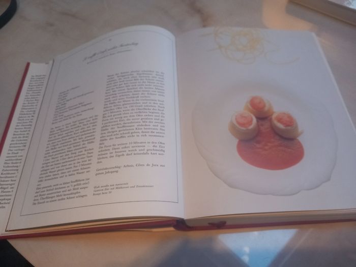 3 hardback books on cooking, 1 French, 2 in German, D18 post 16e