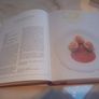 3 hardback books on cooking, 1 French, 2 in German, D18 post 16e Image 4