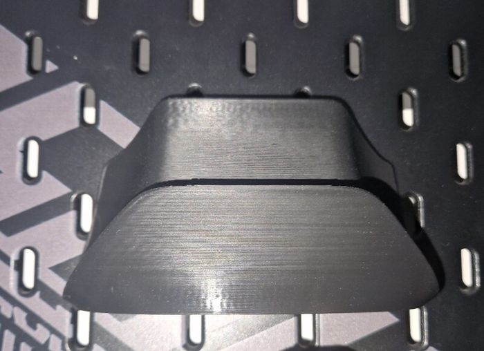 3D-printed XBOX controller holder for IKEA Skadis Pegboard