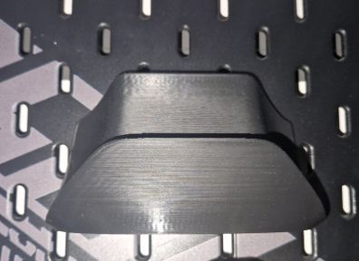 3D-printed XBOX controller holder for IKEA Skadis Pegboard