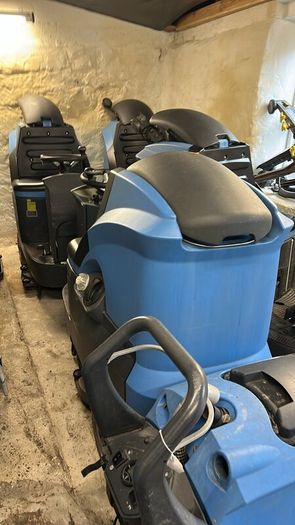 Floor scrubber dryer floor cleaner