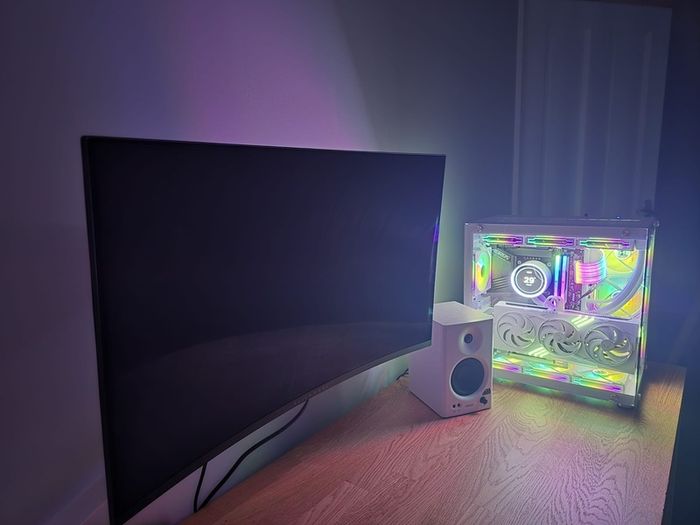 Ultra high end gaming PC + 4k 32 inch 240hz Alienware monitor