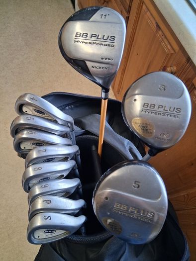 Ladies Golf Clubs.  Complete Matching Set Of Nickent Ladies Right Handed Golf Clubs in Very Good+ Condition.