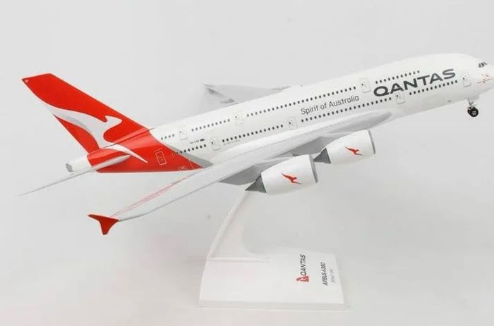 NEW BOXED LARGE Qantas Airbus A380 Scale Model Aircraft
