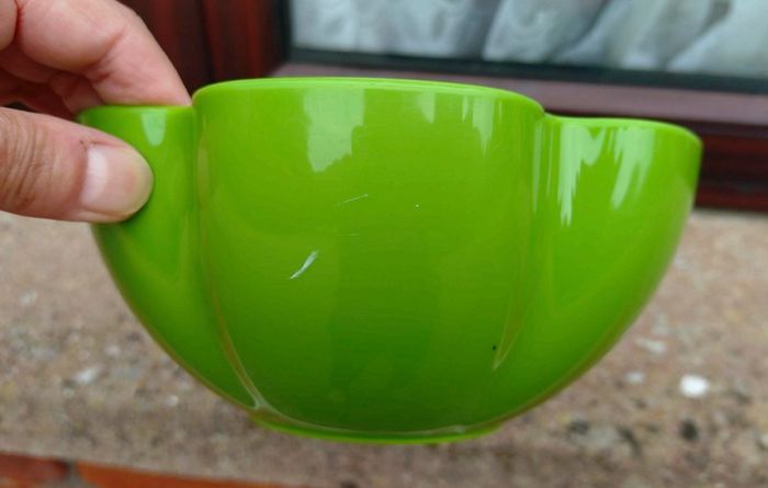4 Small Coloured Bowls & 3 Colanders.